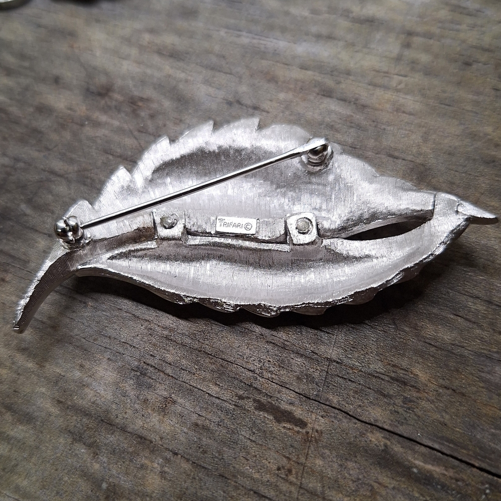 CROWN TRIFARI VINTAGE WHITE ENAMEL AND GOLDTONE LEAF BROOCH - Picture 6 of 7